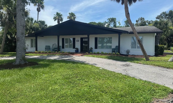 Sarasota House | Beautiful Large Home Bike to Siesta Key, quiet neighborhood with LOCAL owners!