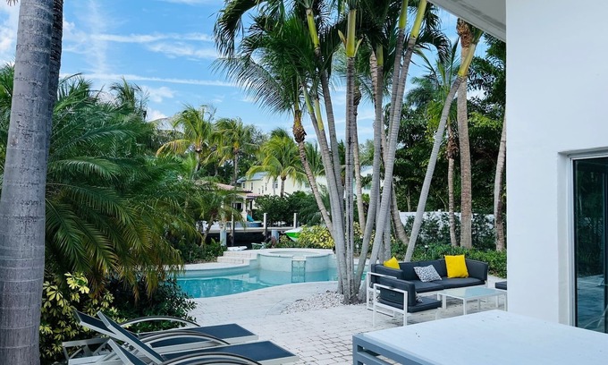 Downtown Fort Lauderdale House | Beautiful Mid-Century Modern SFR on the water , 10 minutes from Las Olas Blvd