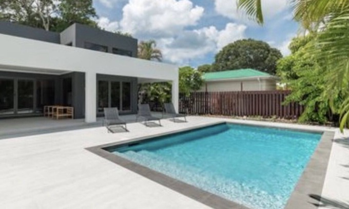Sunset Crest Villa | Beautiful modern villa in Holetown, Barbados. 5 mins to all amenities, beach.n