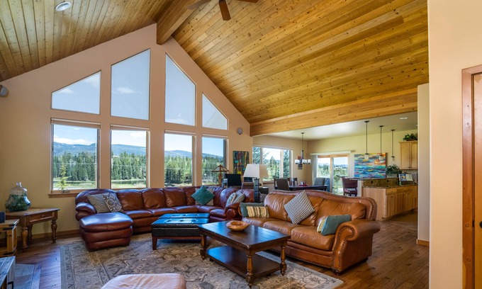 Purgatory House | Beautiful Mountain Home, 2 Miles to Ski Resort, Hot Tub, and Dog Friendly.