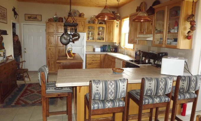 Montrose House | Beautiful Mountain Views on Loghill Mesa. Stay 7 nights, get 13 % discount. nn