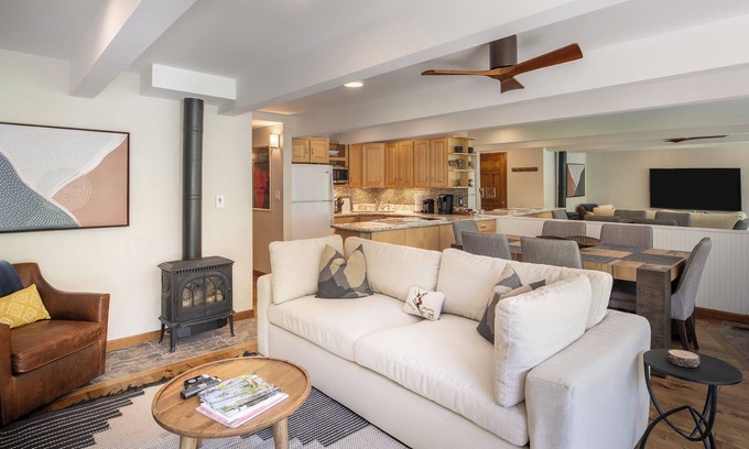 Aspen Condo | Beautiful mountain view condo steps to gondola/grocery store/shops/restaurants