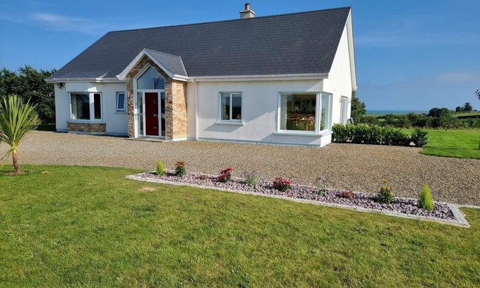 Kilmuckridge House | Beautiful new bungalow, close to Tinnaberna Beach