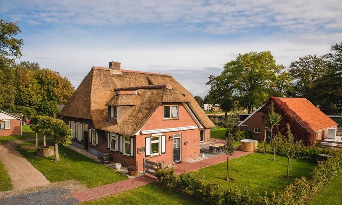 Zuna Cabin | Beautiful nostalgic holiday farm with modern bathroom and characteristic living room.
