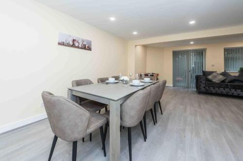 Manchester House | Beautiful, Peaceful, 5 Bedroom home with Hot Tub!