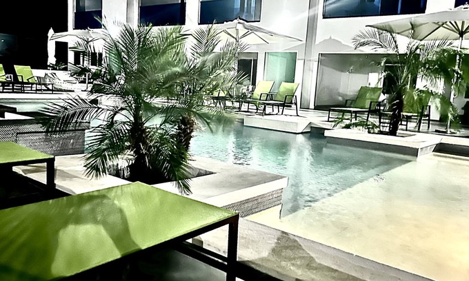 Salt Gut Apartment | Beautiful poolside room