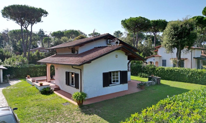 Ronchi Villa | Beautiful private villa for 8 guests with WIFI, A/C, TV and pets allowed, close to Forte Dei Marmi