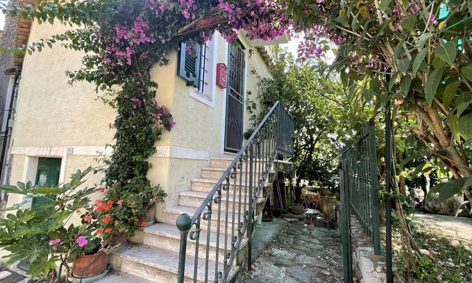 Ranzi House | Beautiful private villa for 4 guests with WIFI, TV, patio, pets allowed and panoramic view