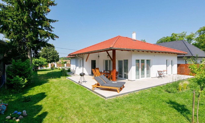 Balatonoszod House | Beautiful private villa for 8 guests with WIFI, A/C, TV and terrace