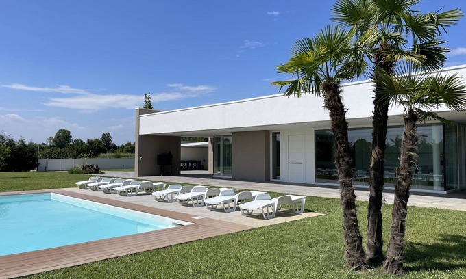 Trambacche di Veggiano Villa | Beautiful private villa for 8 people with A/C, WIFI, private pool and veranda, close to Padua