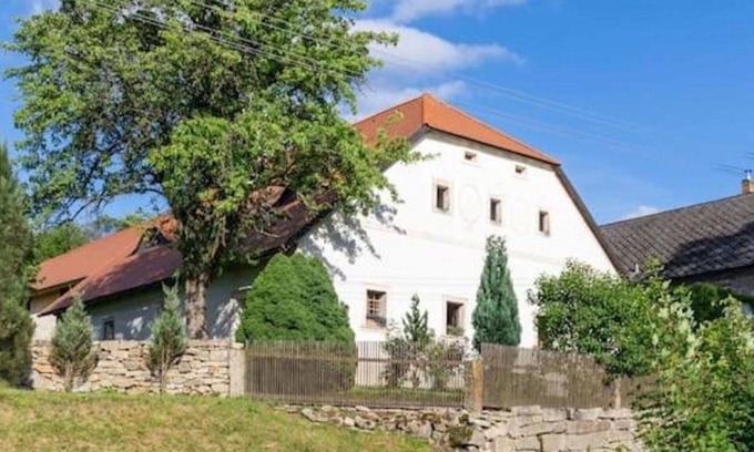 Clunek House | Beautiful private villa for 8 people with WIFI, patio and pets allowed