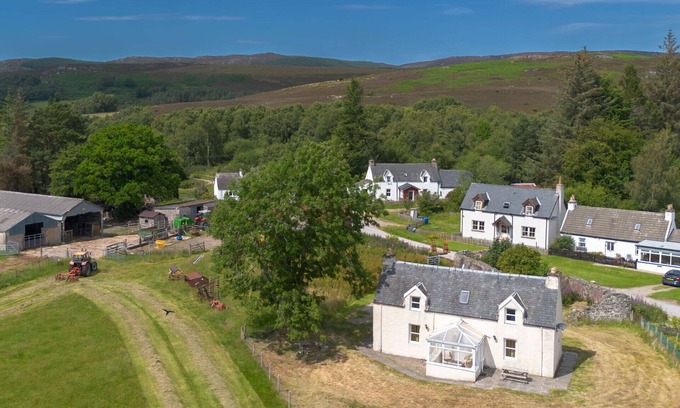 Balnain House | Beautiful private villa for 4 guests with TV, patio, pets allowed and panoramic view