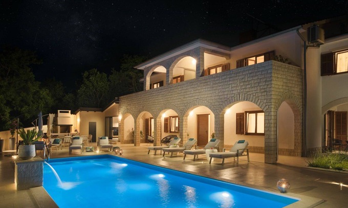 Mugeba House | Beautiful private villa for 15 people with A/C, WIFI, private pool, TV and terrace