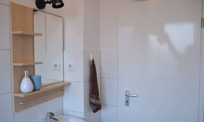 Untermeiderich Condo | Beautiful, quiet apartment in Mittelmeiderich with good transport links