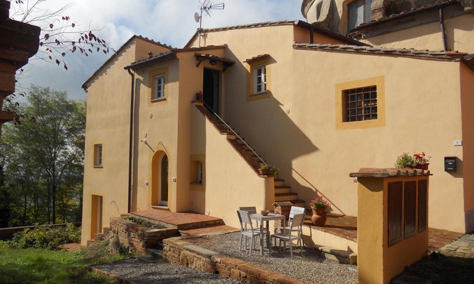 Peccioli Apartment | Beautiful Restored Two Bedroom Holiday Apartment with Infinity pool