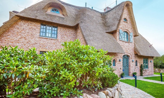 Großmorsum House | Beautiful semi-detached house under thatch with single house character! High quality