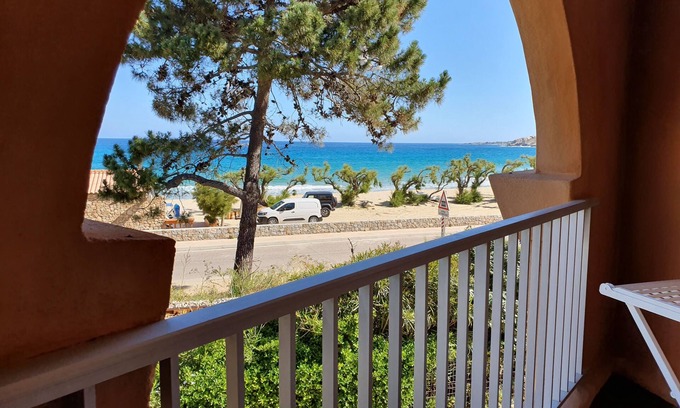 Algajola Apartment | Beautiful Studio with Terrace facing the Beach, Algajola, Village Corse, Seaside