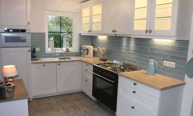 Julianadorp aan zee House | Beautiful vacation home close to the beach, fireplace, quiet location, completely fenced in