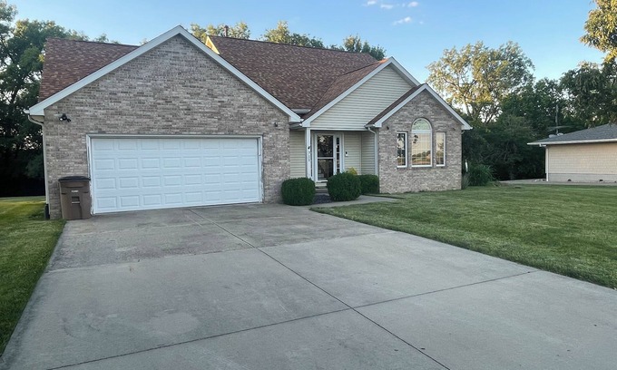 Shelbyville House | Beautiful vacation home seconds away from Lake Shelbyville Beach and Boat Ramp!