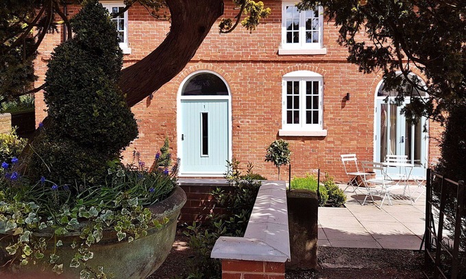 Breedon on the Hill House | Beautiful villa for 4 guests with WIFI, TV and pets allowed