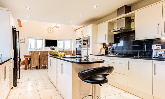 Holywell House | Beautiful villa for 14 guests with WIFI