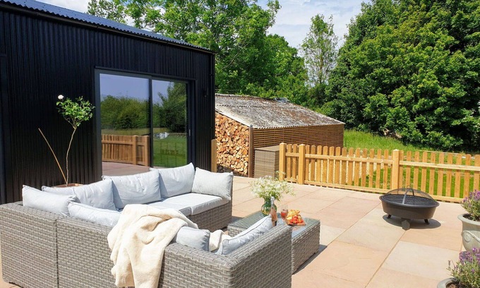 Howlett End House | Beautiful villa for 4 guests with WIFI, TV and terrace