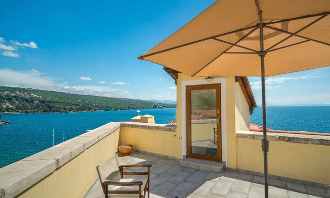 Volosko Villa | Beautiful villa for 4 people with WIFI, A/C, TV and terrace
