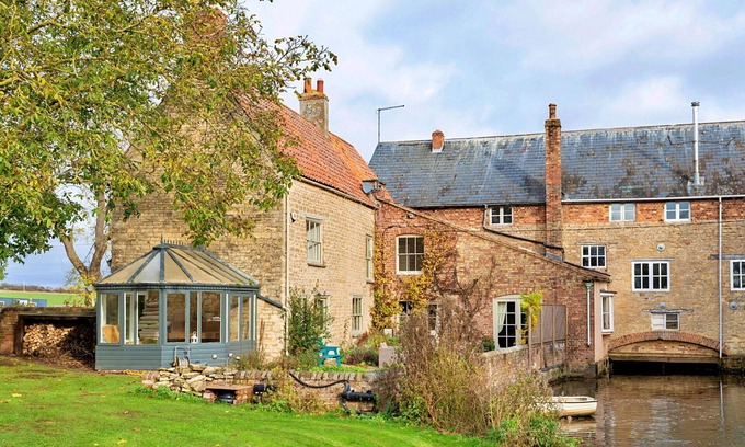 Thrapston House | Beautiful villa for 8 guests with WIFI, TV, terrace and pets allowed