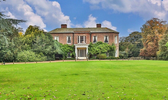 Alkborough House | Beautiful villa for 16 guests with WIFI, hot tub, TV and pets allowed