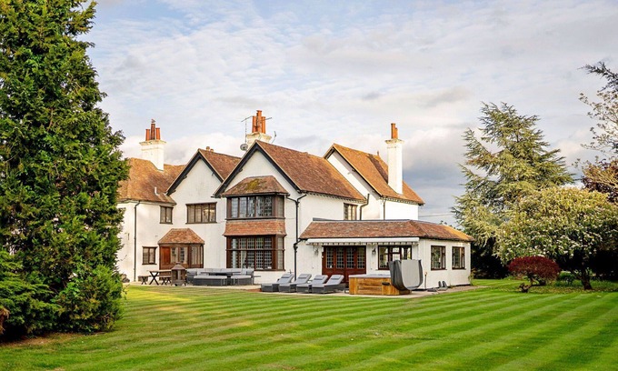 Tring House | Beautiful villa for 16 guests with hot tub, WIFI and pets allowed