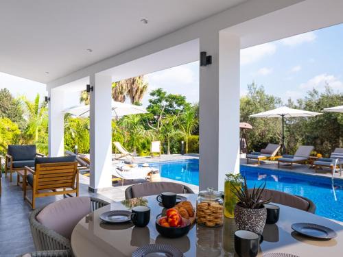 Peyia Town Villa | BEAUTIFUL Villa Luxury Escape !