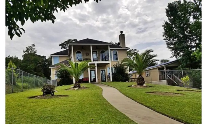 Pointblank House | Beautiful waterfront home with gorgeous sunrise views,