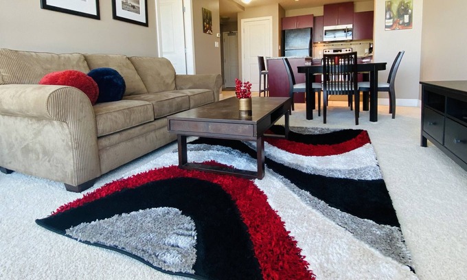 Rosscarrock Condo | Beautifully Furnished 2B/2B Condo by Train St. 5min to Downtown