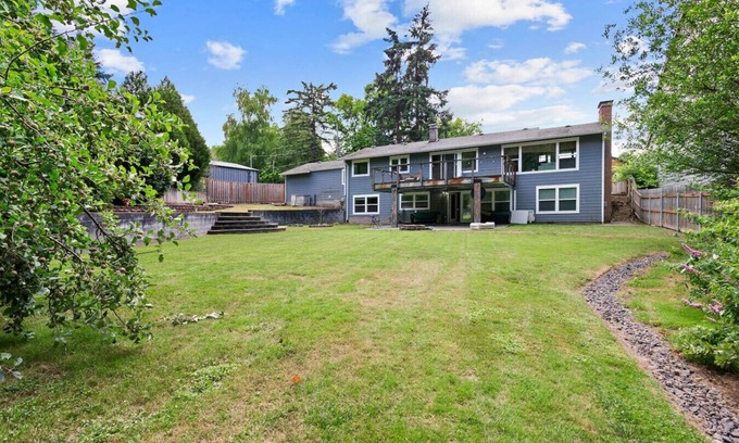 West Slope House | Beaverton Retreat+ Huge Backyard
