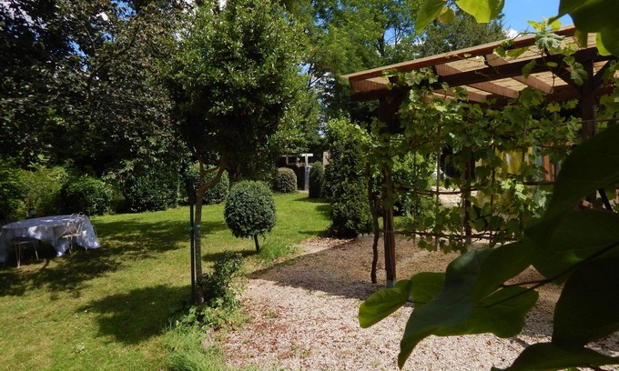 Lamonzie-Saint-Martin House | bed and breakfast in the setting sun