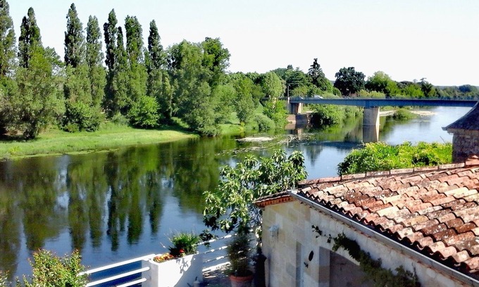 Pessac-sur-Dordogne House | Bed and breakfast at the water's'edge