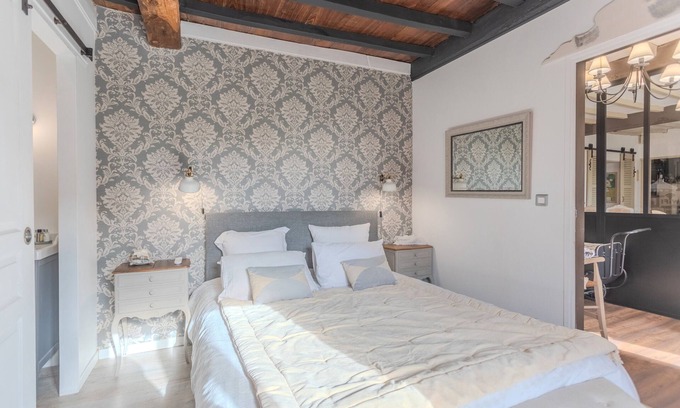 Arzacq-Arraziguet Bed & Breakfast | Bed and Breakfast 'Capucine' with Mountain View, Wi-Fi and Air Conditioning