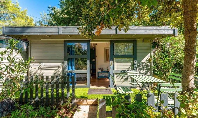 Quartier des Espesses Bed & Breakfast | Bed and Breakfast 'Bleu' with Shared Pool, Private Terrace and Air Conditioning