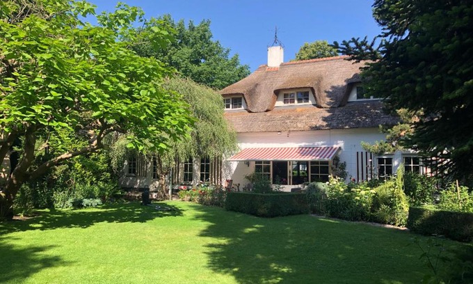 Oss Bed & Breakfast | Bed and Breakfast De Kip - Privé-appartement van 43 m2 met tweepersoons bubbelbad - met Finse sauna - in westvleugel van luxe villa