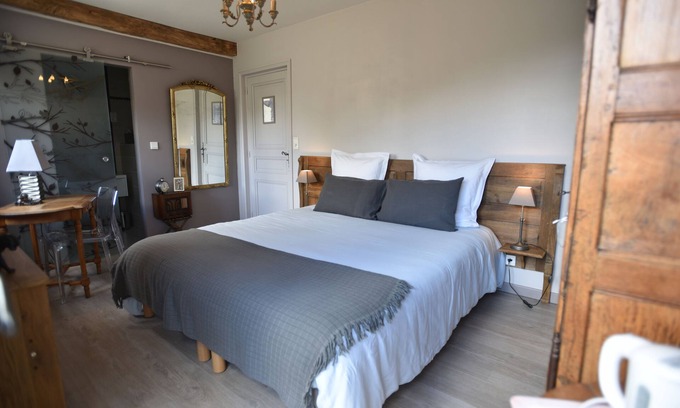 Sainte-Savine Bed & Breakfast | Bed and breakfast with heated pool in season