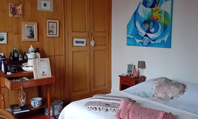 Chedigny Bed & Breakfast | Bed and Breakfast 'Le Jardin Pictural De Garance' with Shared Garden and Wi-Fi