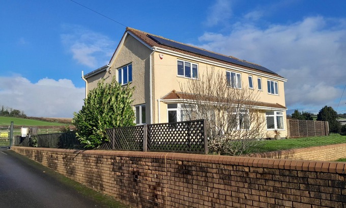 Stanton Drew Bed & Breakfast | Bed and breakfast with views of the stone circles.Double room with en suite 🚽