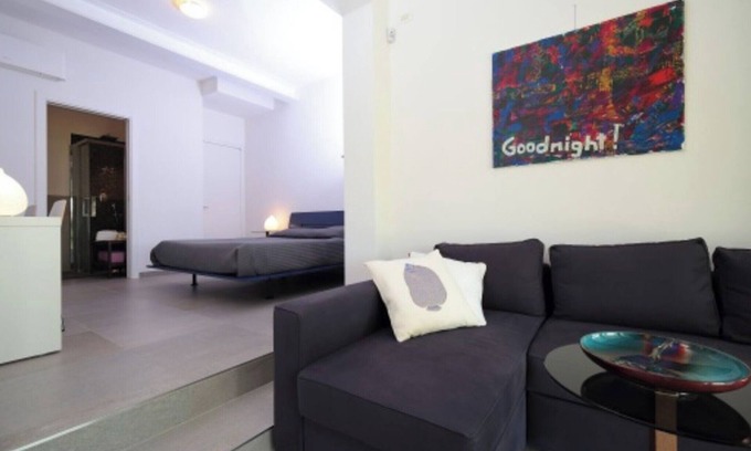 Palazzolo dello Stella Bed & Breakfast | Bed and Breakfast Loggia degli Artisti 'Deluxe Room One' with shared pool and air conditioning