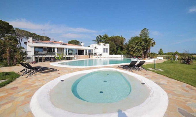 Palazzolo dello Stella Bed & Breakfast | Bed and Breakfast Loggia degli Artisti 'Quadruple Deluxe Room' with pool and air conditioning