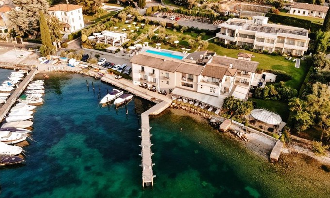 Portese Hotel | Bella Hotel & Restaurant with private dock for mooring boats
