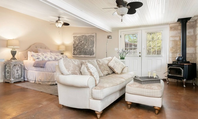 Fredericksburg Apartment | Bella Manor Lavender Suite | King Bed | Walk to Main