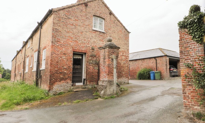 North Dalton Cottage | BELLA'S COTTAGE, pet friendly, with pool in Great Driffield