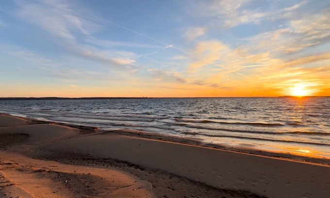 Huntington House | Bella Spiaggia! Long range big water views and SANDY BEACH front property!