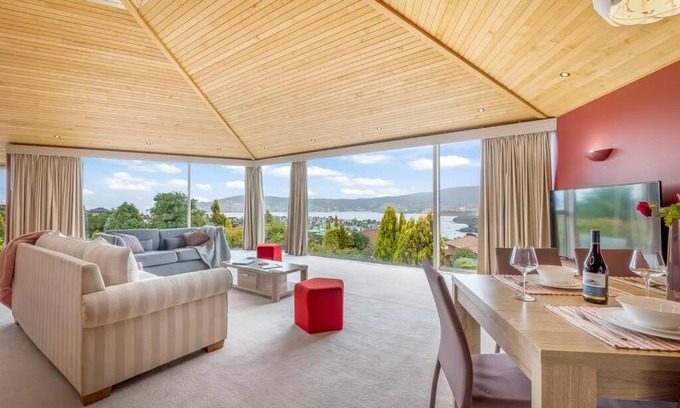 Bellerive House | BELLA VISTA Large Family Home Views Forever