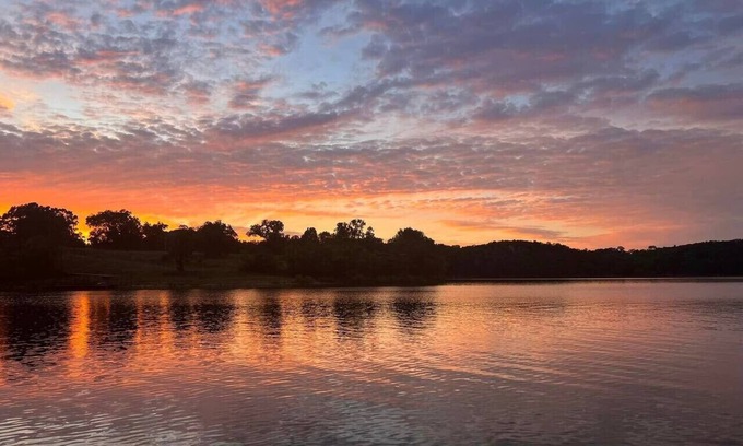 Eagle Rock Apartment | Belle Cottage lake side with view walk down to water